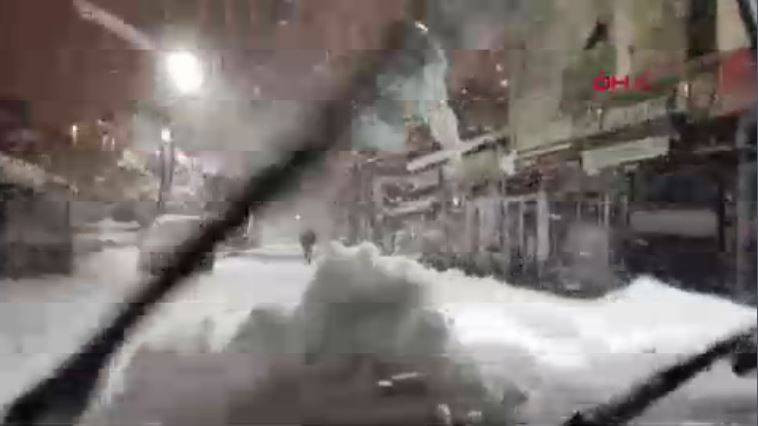 Karlıova’da 25 köy yolu kapandı. Tek katlı evler kara gömüldü - Resim: 4